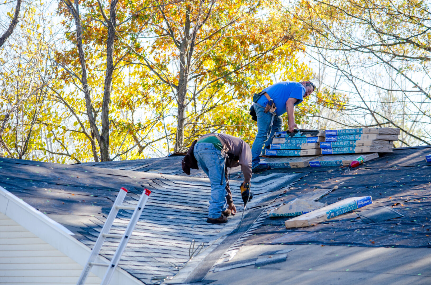 November,1,,2015,,Michigan,Usa;,Workers,Repairing,A,Roof,By